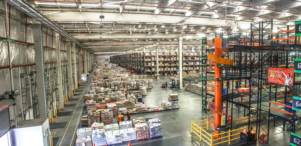 Centro de distribuição com áreas de armazenagem e circulação